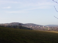 Blick auf Jiretin pod Jedlovou auf Krizova hora (Wallfahrtskapelle) und die Kirche von Jiretin pod Jedlovou