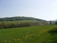 Jonsberg Blick zum Jonsberg im Vordergrund ist noch die Eissporthalle von Jonsdorf zu sehen