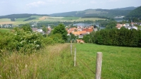 Ausblick nach der Schinderei den Wiesenpfad hinauf von Heringhausen