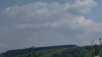 Blick auf den "Ettelsturm" und auf verschiedene Paragleiter